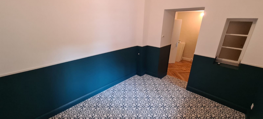Réalisation d’un carrelage, lissage et peinture des murs dans l’entrée de cette maison de village à Cossonay